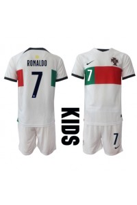 Portugali Cristiano Ronaldo #7 Jalkapallovaatteet Lasten Vieraspeliasu MM-kisat 2022 Lyhythihainen (+ Lyhyet housut)